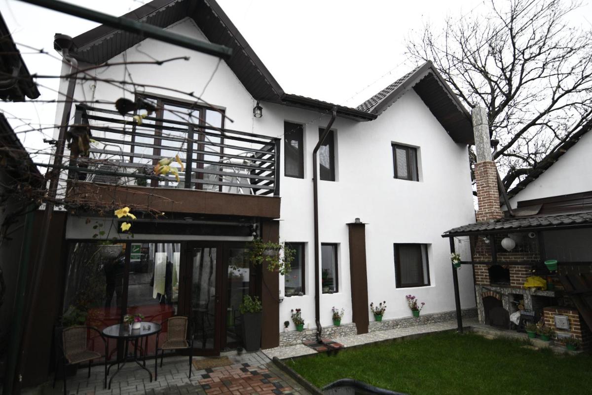 Upstairs Residence - Housity