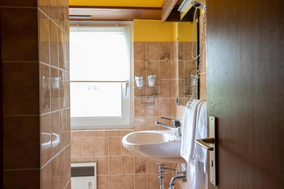 Salle de bains dans l'établissement Hôtel Restaurant et Spa Au Tilleul