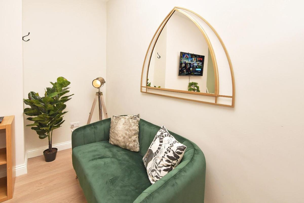 Somerville House by YourStays - 4 Bedroom House in Crewe - Housity