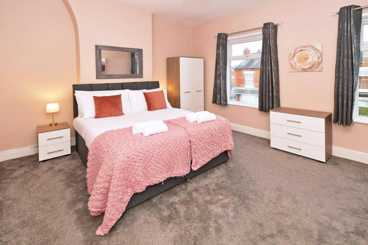 Somerville House by YourStays - 4 Bedroom House in Crewe - Housity