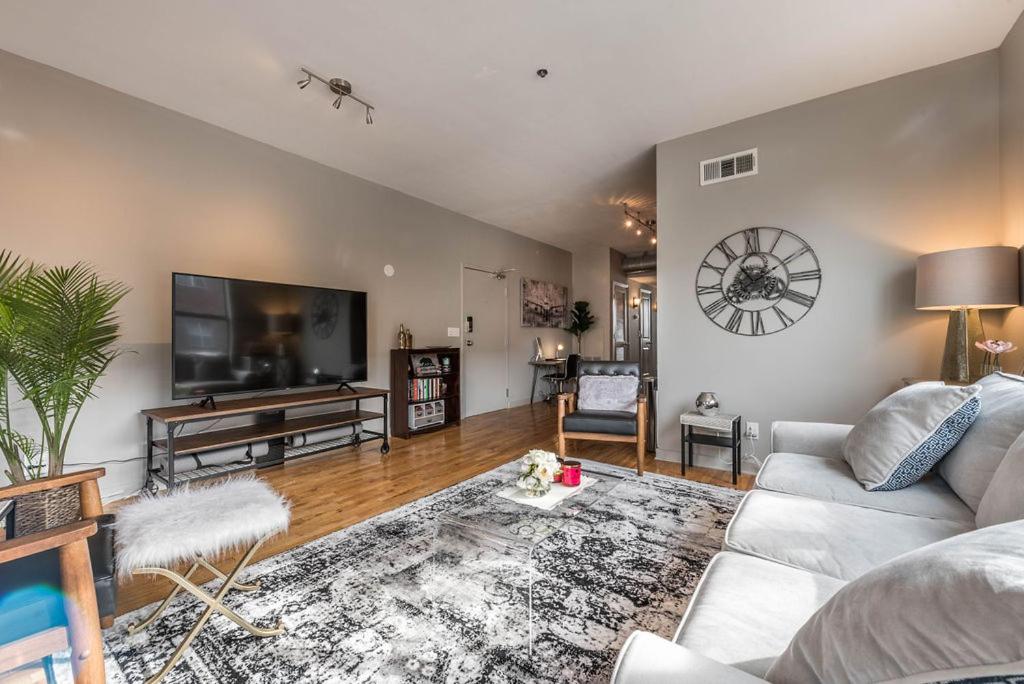 Trendy Castleberry Hill Condo- Walk to Mercedes Benz/ All Downtown Attractions - Housity