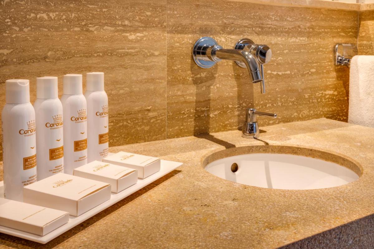 Un baño de Hotel Coronado Thalasso & Spa