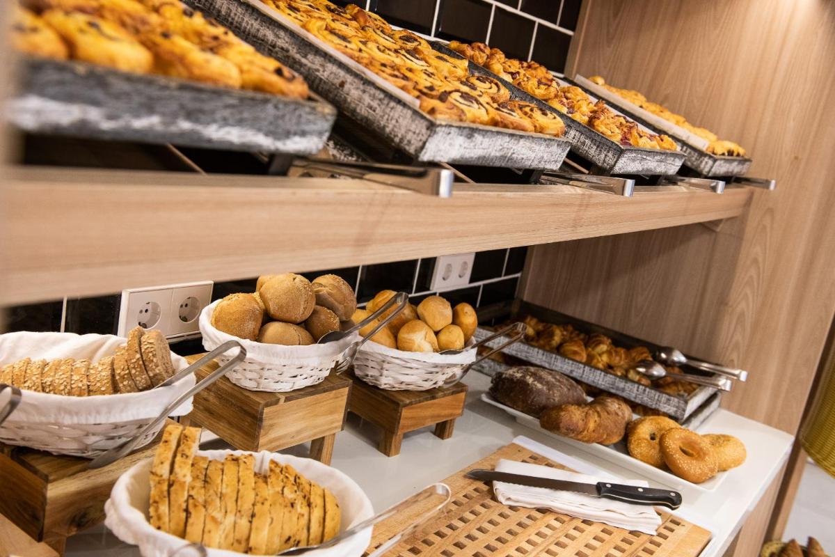 Comida en o cerca de este hotel
