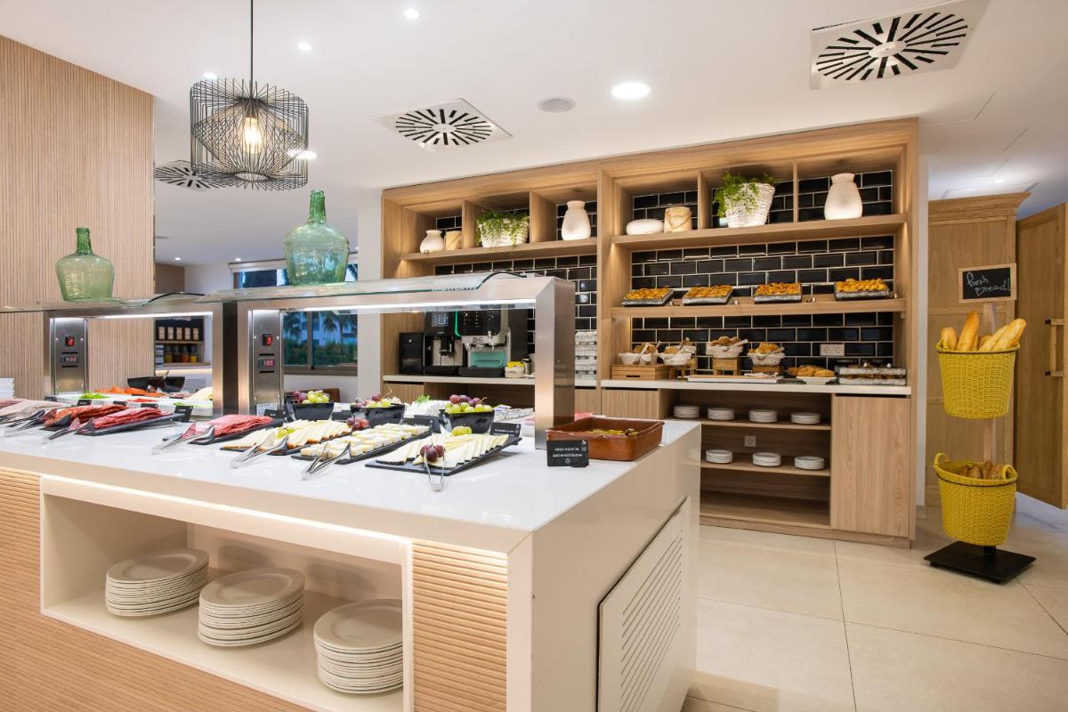 Comida en o cerca de este hotel