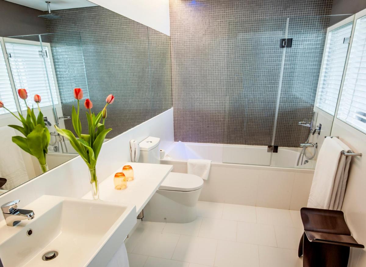 Uma casa de banho em Pestana Cidadela Cascais - Pousada & Art District
