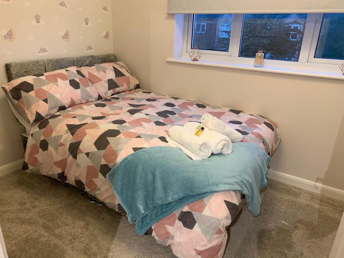 Cosy Canalside Home, Train Station, Pizza Oven - Housity