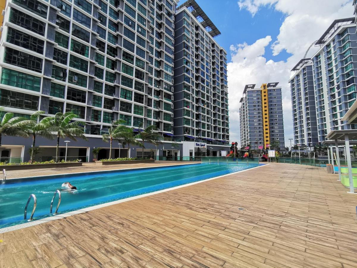 Suitetrails - Vista Alam Studio Units - Pool, food court