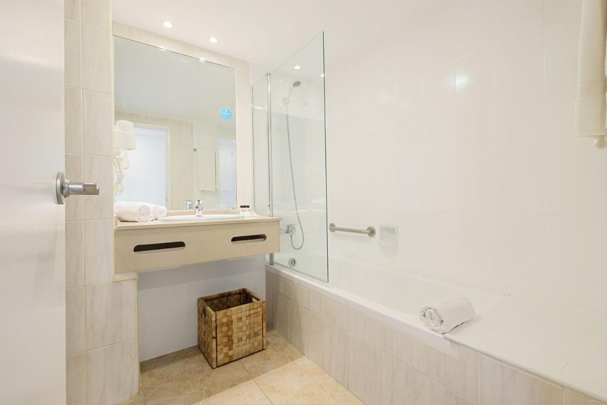 Un baño de azuLine Hotel Bergantin