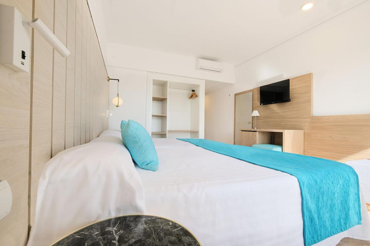 Cama o camas de una habitación en azuLine Hotel Bergantin
