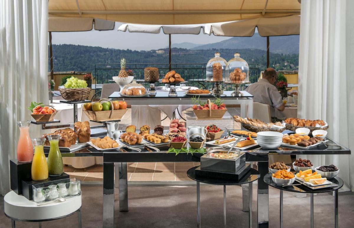 un buffet avec de nombreux types d'aliments différents sur une table dans l'établissement Bastide Saint Antoine - Relais & Châteaux, à Grasse