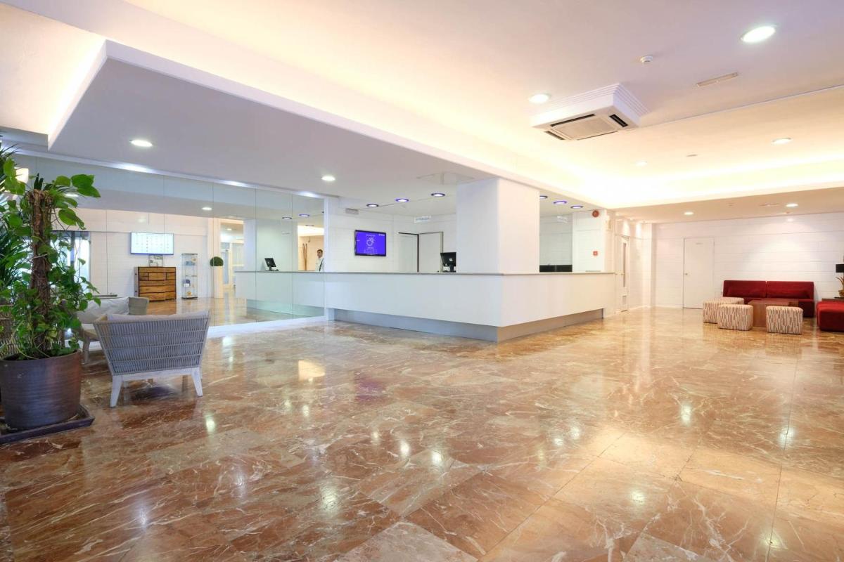 El vestíbulo o zona de recepción de azuLine Hotel Bergantin