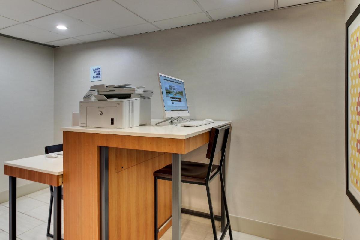 Holiday Inn Express Pittston - Scranton Airport, an IHG Hotel - Housity