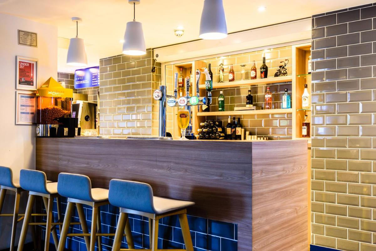Holiday Inn Express Portsmouth Gunwharf Quays, an IHG Hotel - Housity