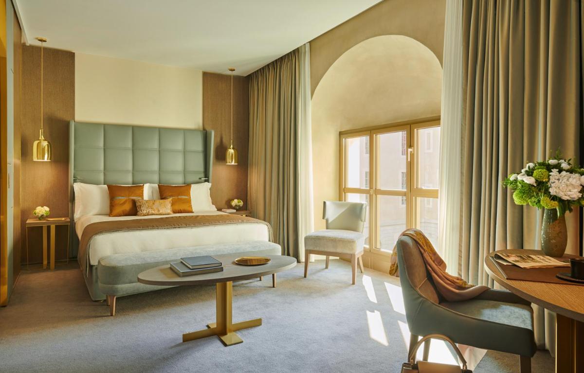 une chambre d'hôtel avec un lit et un bureau dans l'établissement InterContinental Lyon - Hotel Dieu by IHG, à Lyon