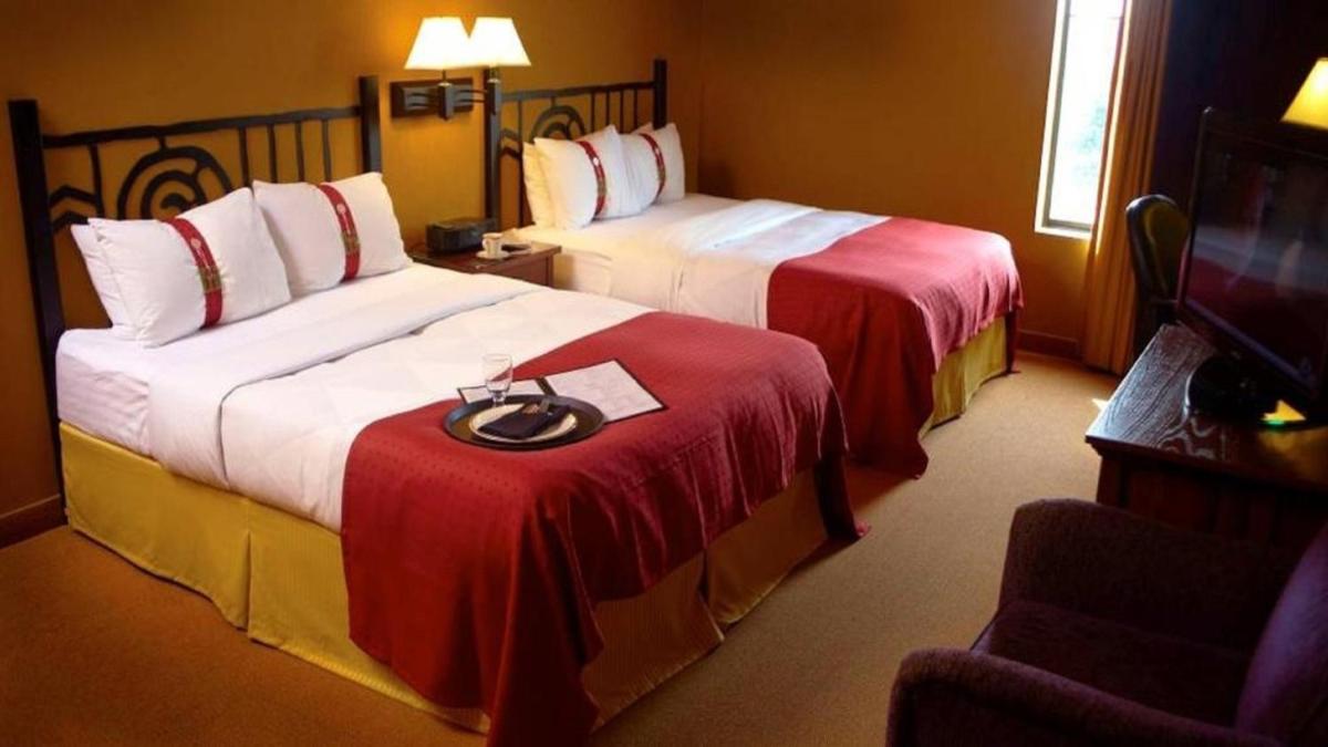 Holiday Inn Hotel Pewaukee-Milwaukee West by IHG - Housity