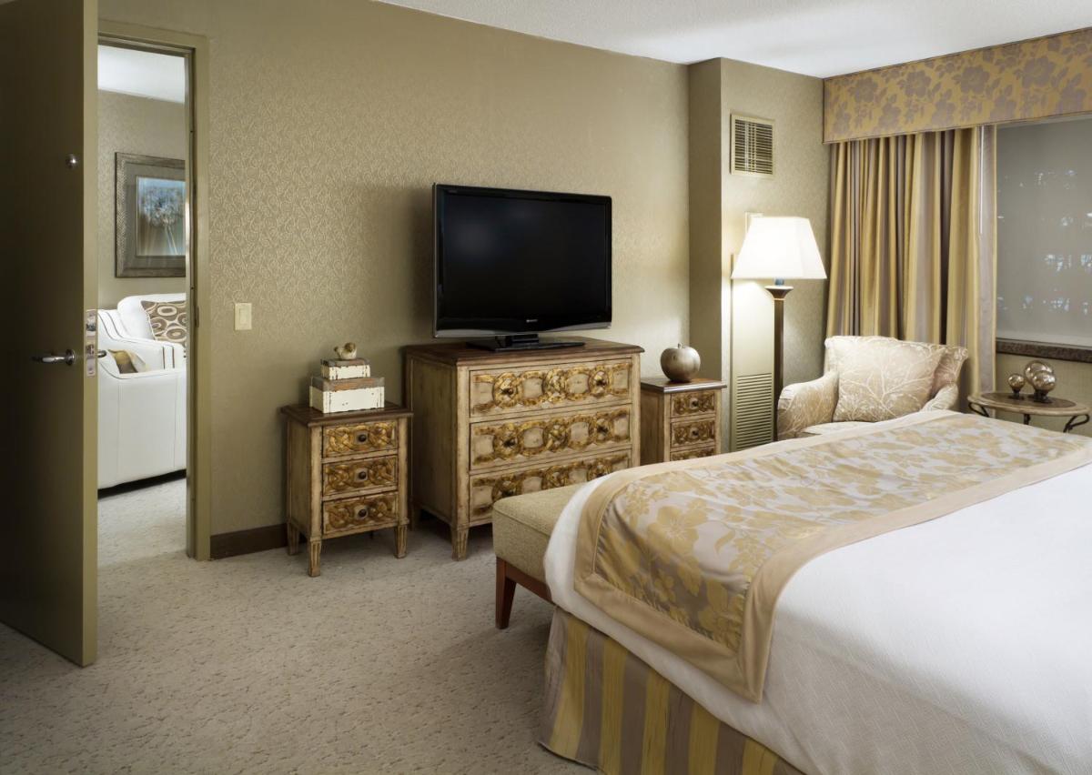 Crowne Plaza Minneapolis West, an IHG Hotel - Housity