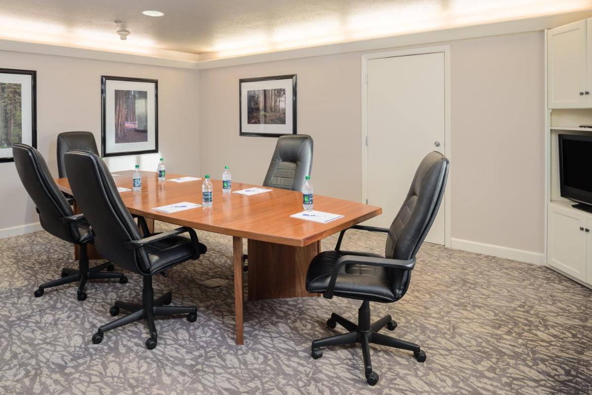 Holiday Inn Express Hotel & Suites Arcata/Eureka-Airport Area, an IHG Hotel - Housity