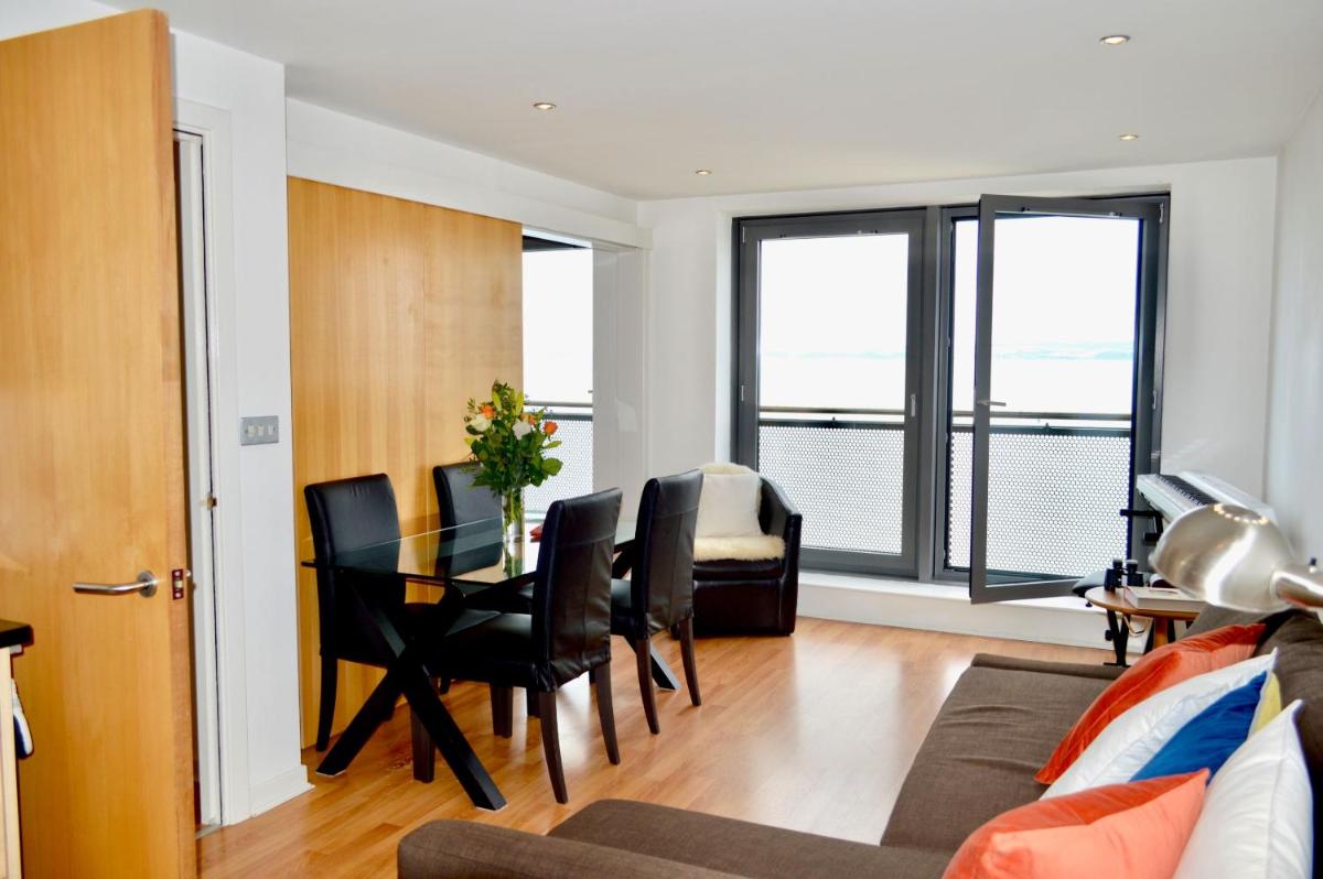 Stunning Coastal  In Newhaven Harbour - Housity