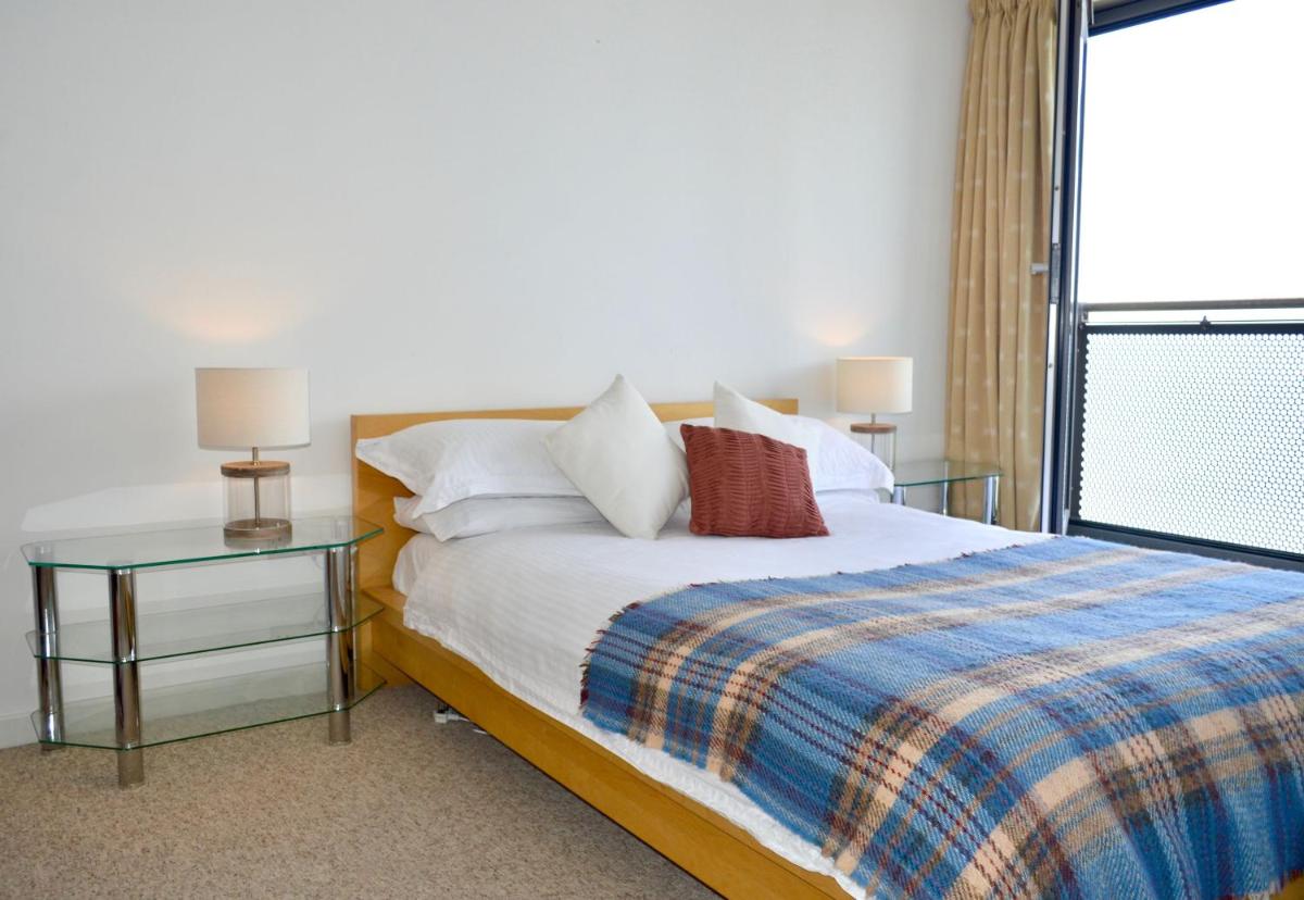 Stunning Coastal  In Newhaven Harbour - Housity