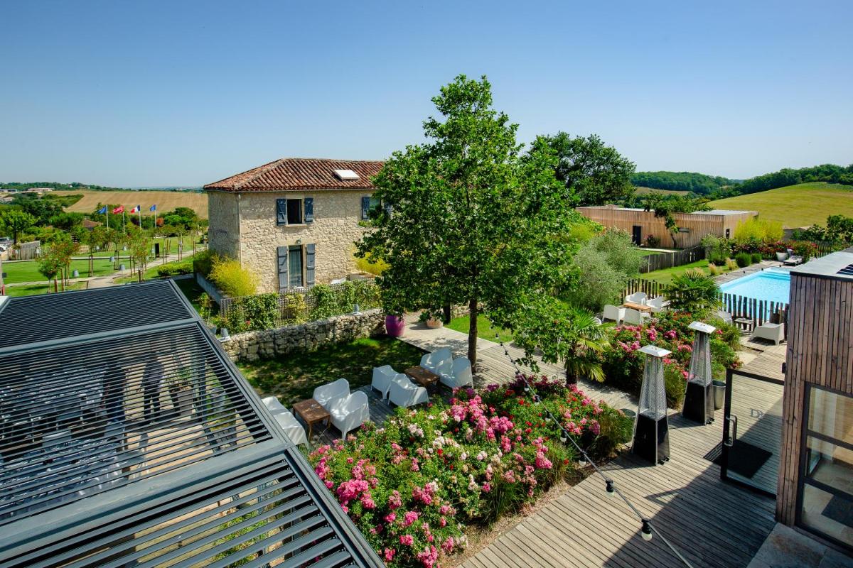 - une vue aérienne sur un jardin fleuri et un bâtiment dans l'établissement Le Domaine de Baulieu, Singuliers Hotels, à Auch