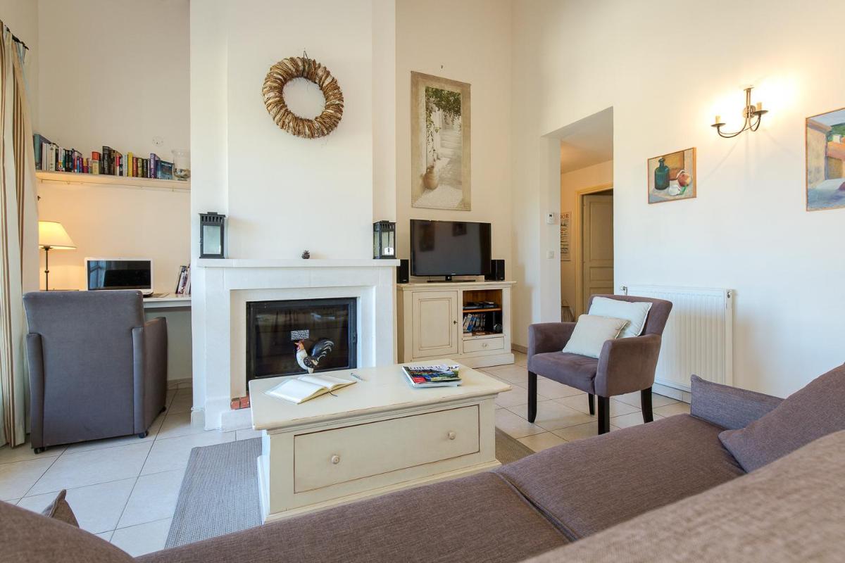 Télévision ou salle de divertissement dans l'établissement Les Appartements et Maisons du Domaine de Saint Endréol Golf & Spa Resort