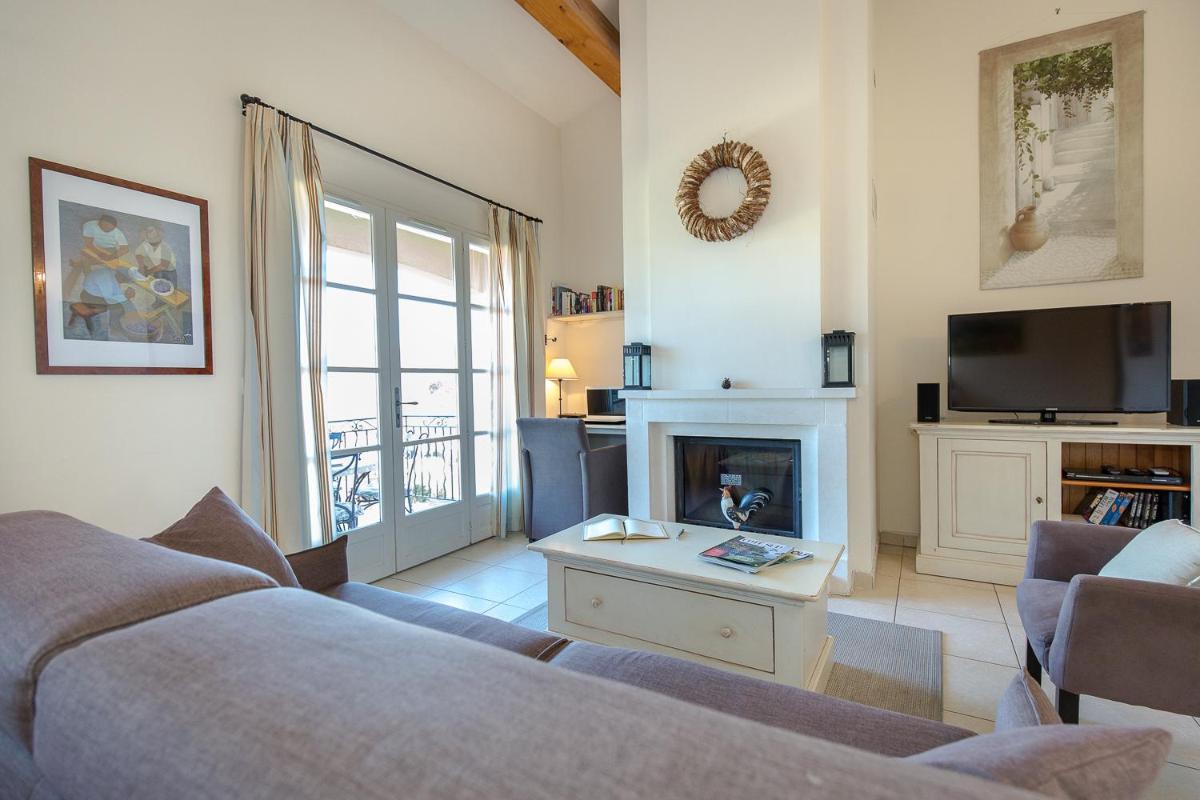 Télévision ou salle de divertissement dans l'établissement Les Appartements et Maisons du Domaine de Saint Endréol Golf & Spa Resort