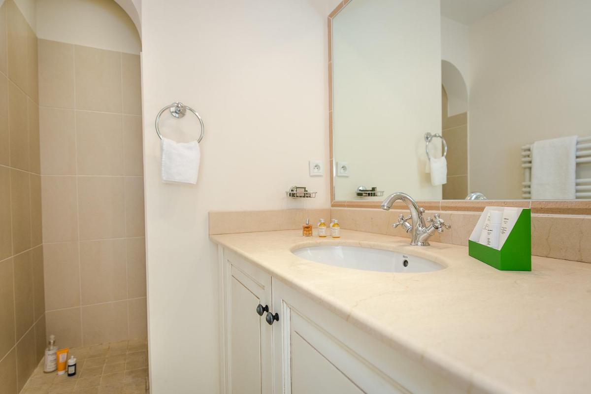 Salle de bains dans l'établissement Les Appartements et Maisons du Domaine de Saint Endréol Golf & Spa Resort