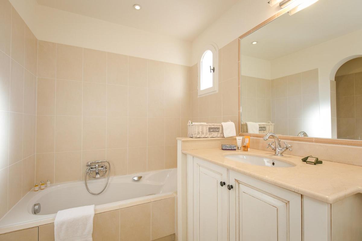 Salle de bains dans l'établissement Les Appartements et Maisons du Domaine de Saint Endréol Golf & Spa Resort