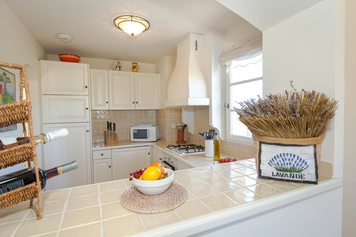 Cuisine ou kitchenette dans l'établissement Les Appartements et Maisons du Domaine de Saint Endréol Golf & Spa Resort