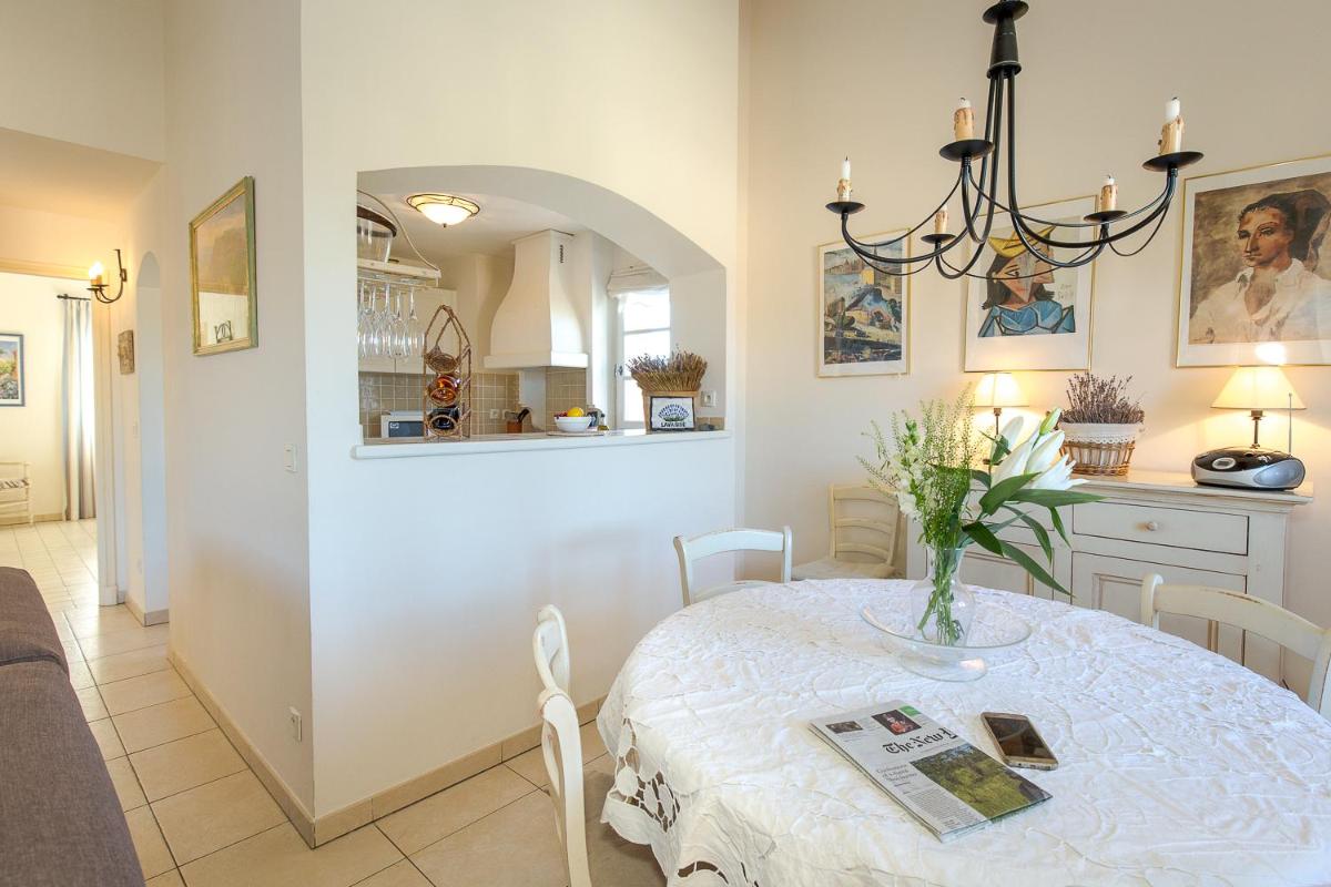 Coin salon dans l'établissement Les Appartements et Maisons du Domaine de Saint Endréol Golf & Spa Resort
