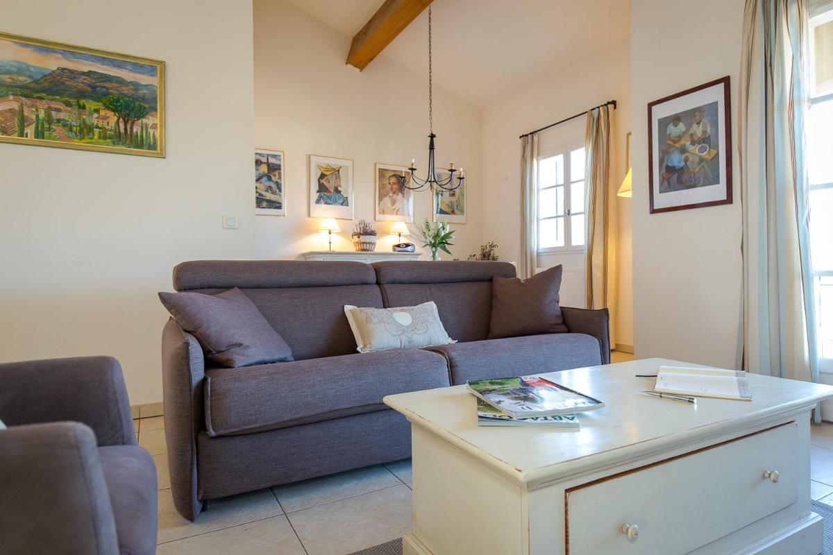 Coin salon dans l'établissement Les Appartements et Maisons du Domaine de Saint Endréol Golf & Spa Resort