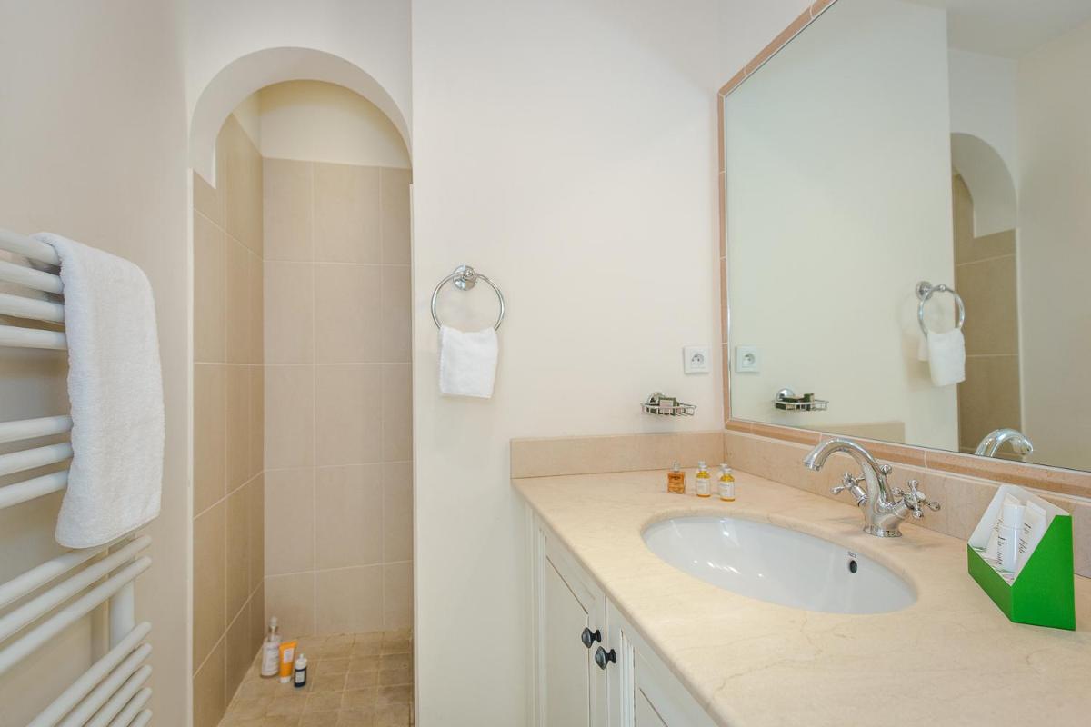 Salle de bains dans l'établissement Les Appartements et Maisons du Domaine de Saint Endréol Golf & Spa Resort