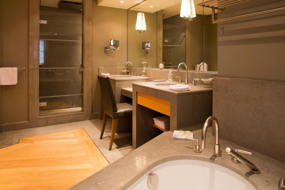 Salle de bains dans l'établissement Bastide Saint Antoine - Relais & Châteaux