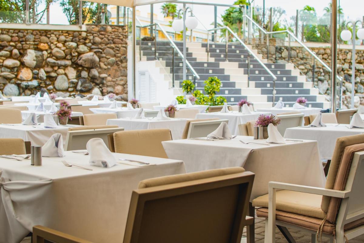 Un restaurante o sitio para comer en HL Suitehotel Playa del Inglés - Adults Only