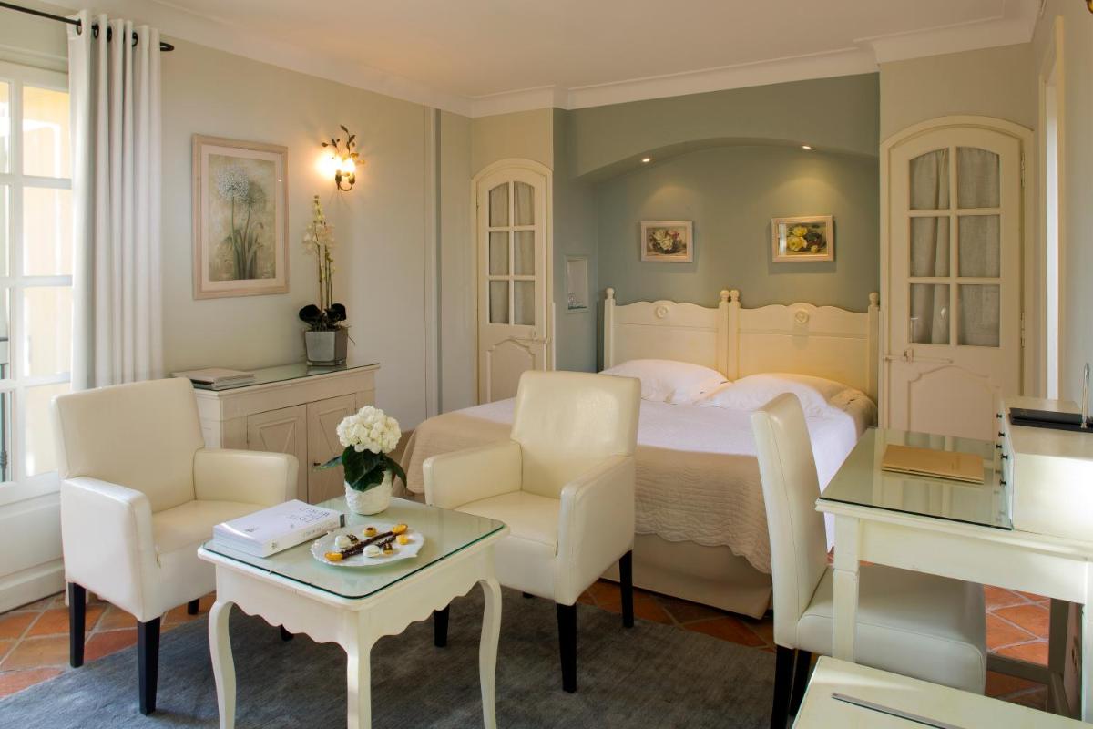 Coin salon dans l'établissement Bastide Saint Antoine - Relais & Châteaux