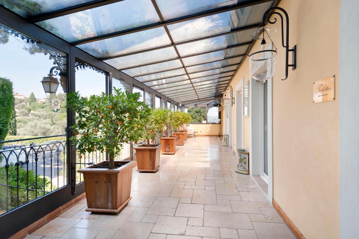 Balcon ou terrasse dans l'établissement Bastide Saint Antoine - Relais & Châteaux