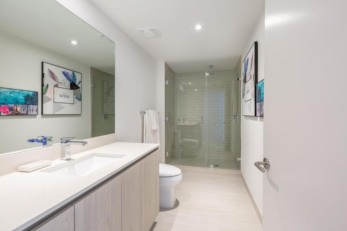 Spacious 3 Bedroom at Hyde Beach House 12th floor - Housity