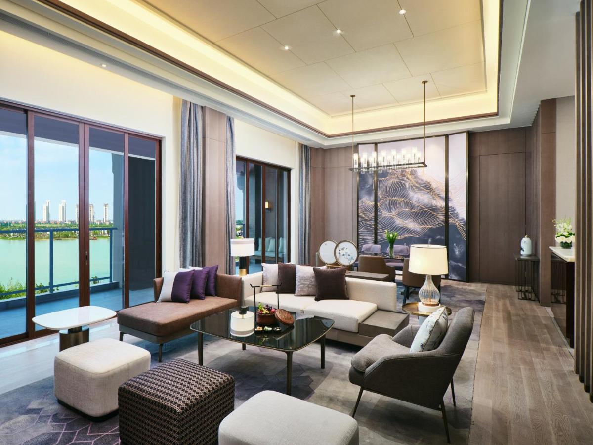 Crowne Plaza Wuxi Lake View, an IHG - Housity