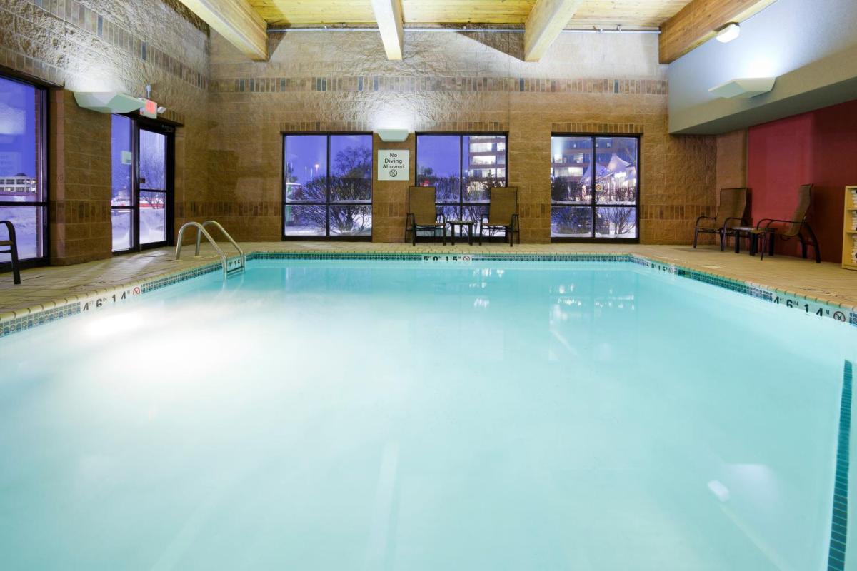 Holiday Inn Express & Suites Bloomington West, an IHG Hotel - Housity
