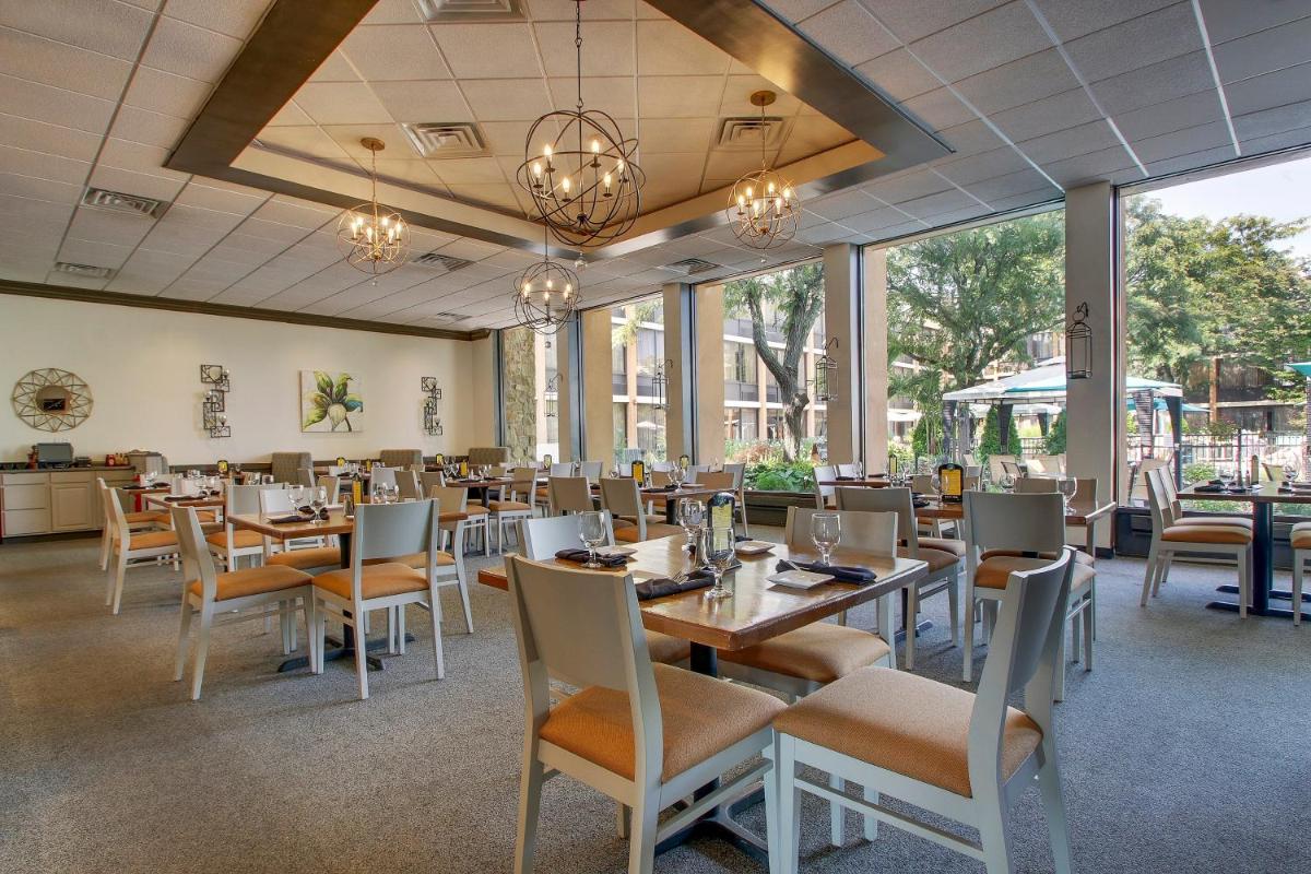 Holiday Inn Westbury-Long Island, an IHG Hotel - Housity