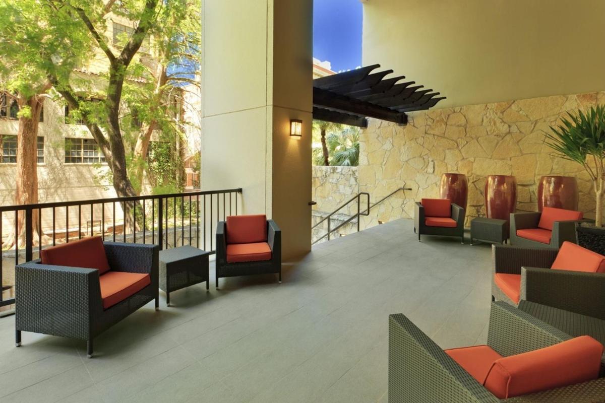 Holiday Inn San Antonio-Riverwalk, an IHG Hotel - Housity