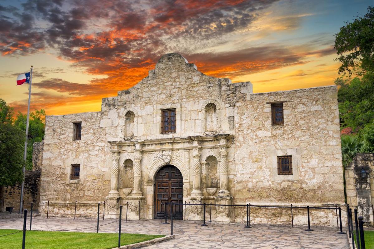 Holiday Inn Express San Antonio North Riverwalk Area, an IHG Hotel - Housity