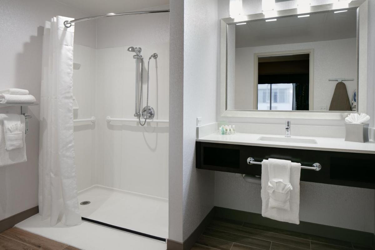 Holiday Inn Hotel & Suites Overland Park-West, an IHG Hotel - Housity