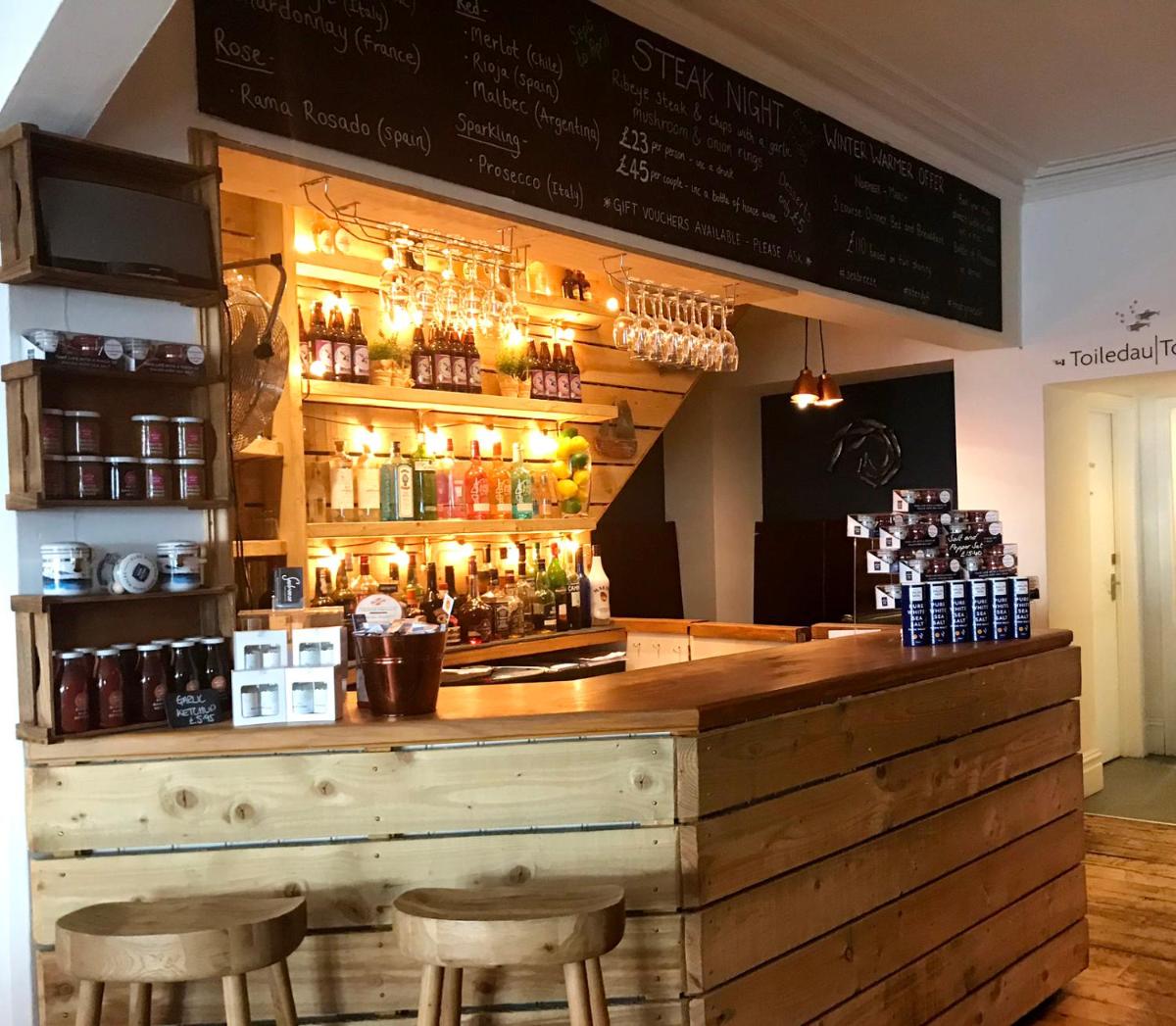 Seabreeze Restaurant With Rooms - Housity