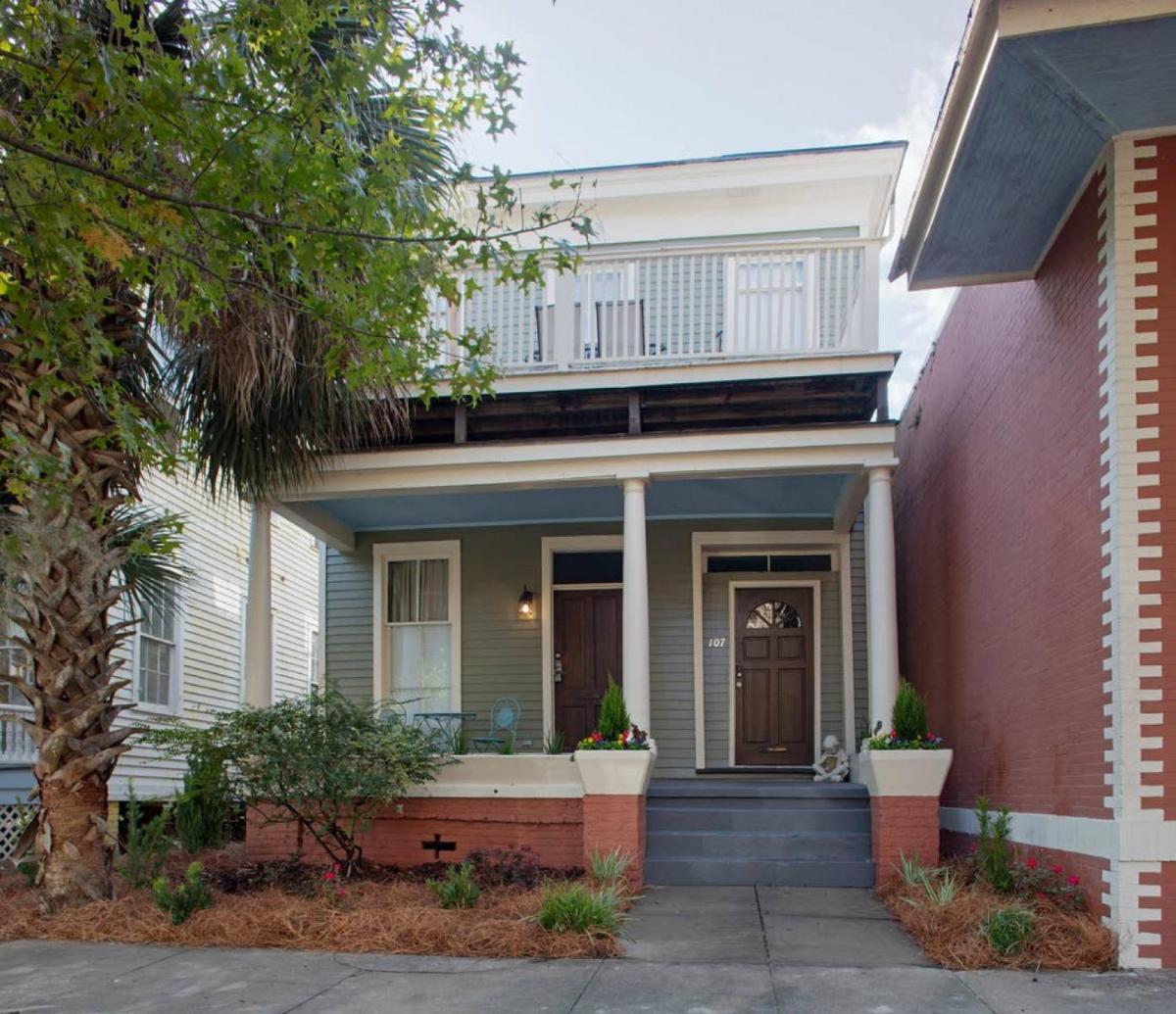 Huge 5 bed, 5 bath in Historic Downtown Savannah - Housity
