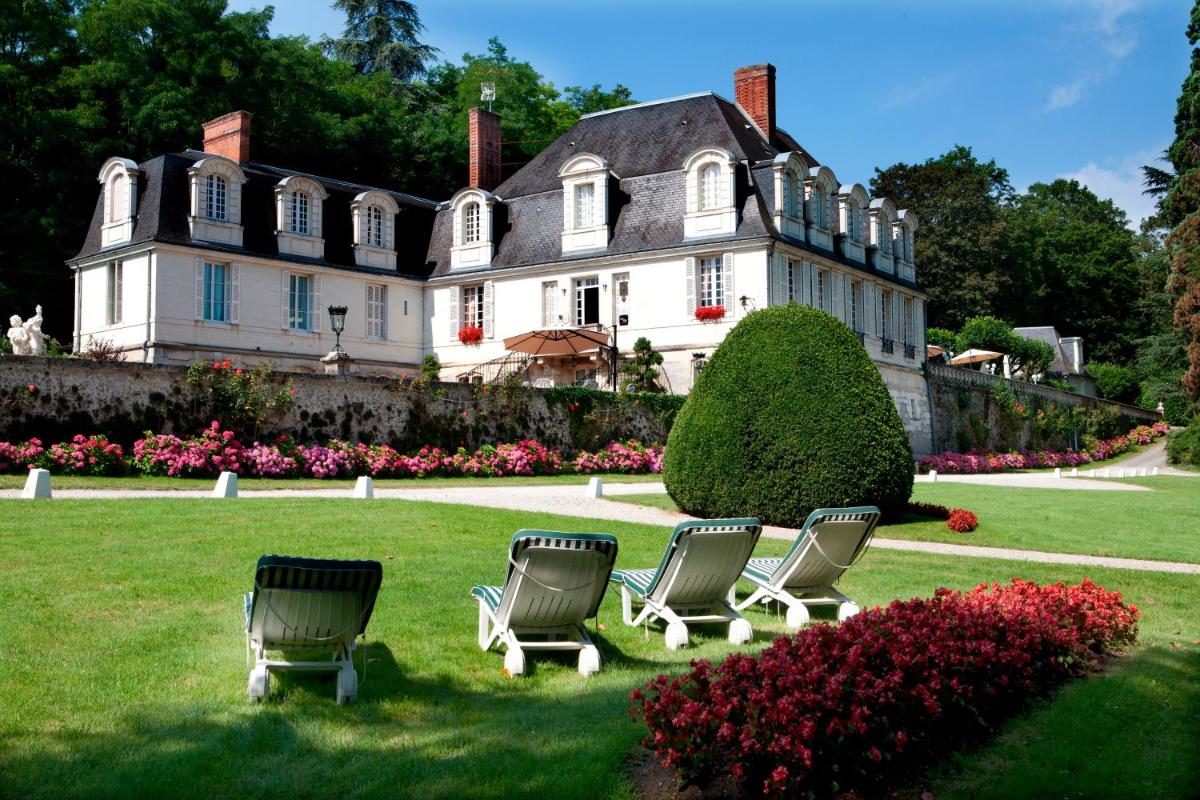 - un groupe de chaises devant une grande maison dans l'établissement Château de Beaulieu et Magnolia Spa, The Originals Relais, à Joué-lès-Tours