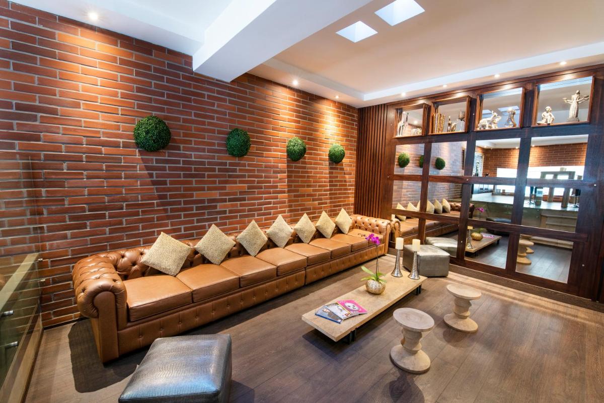 Hotel Reina Isabel - Housity