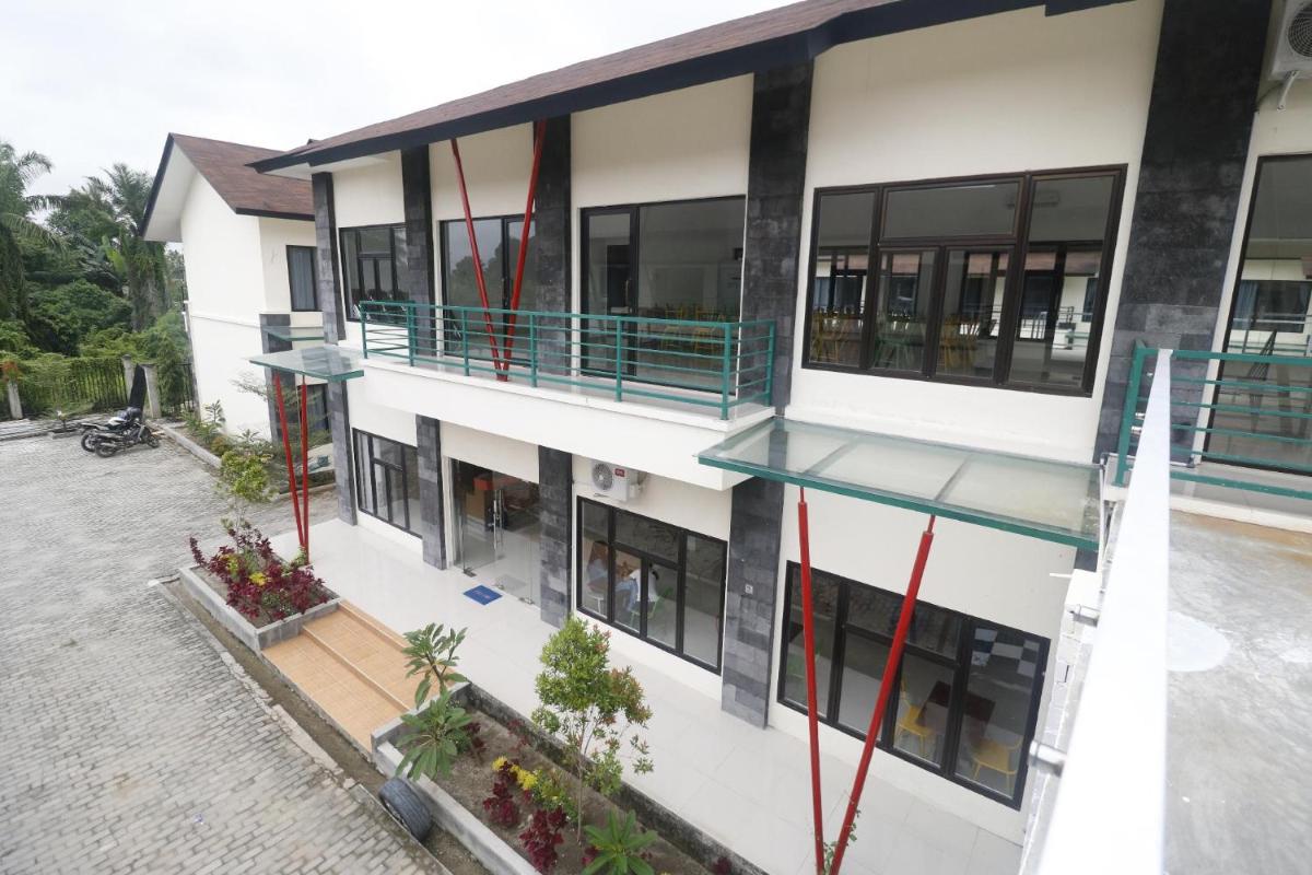 RedDoorz Plus near Kualanamu Airport - Housity