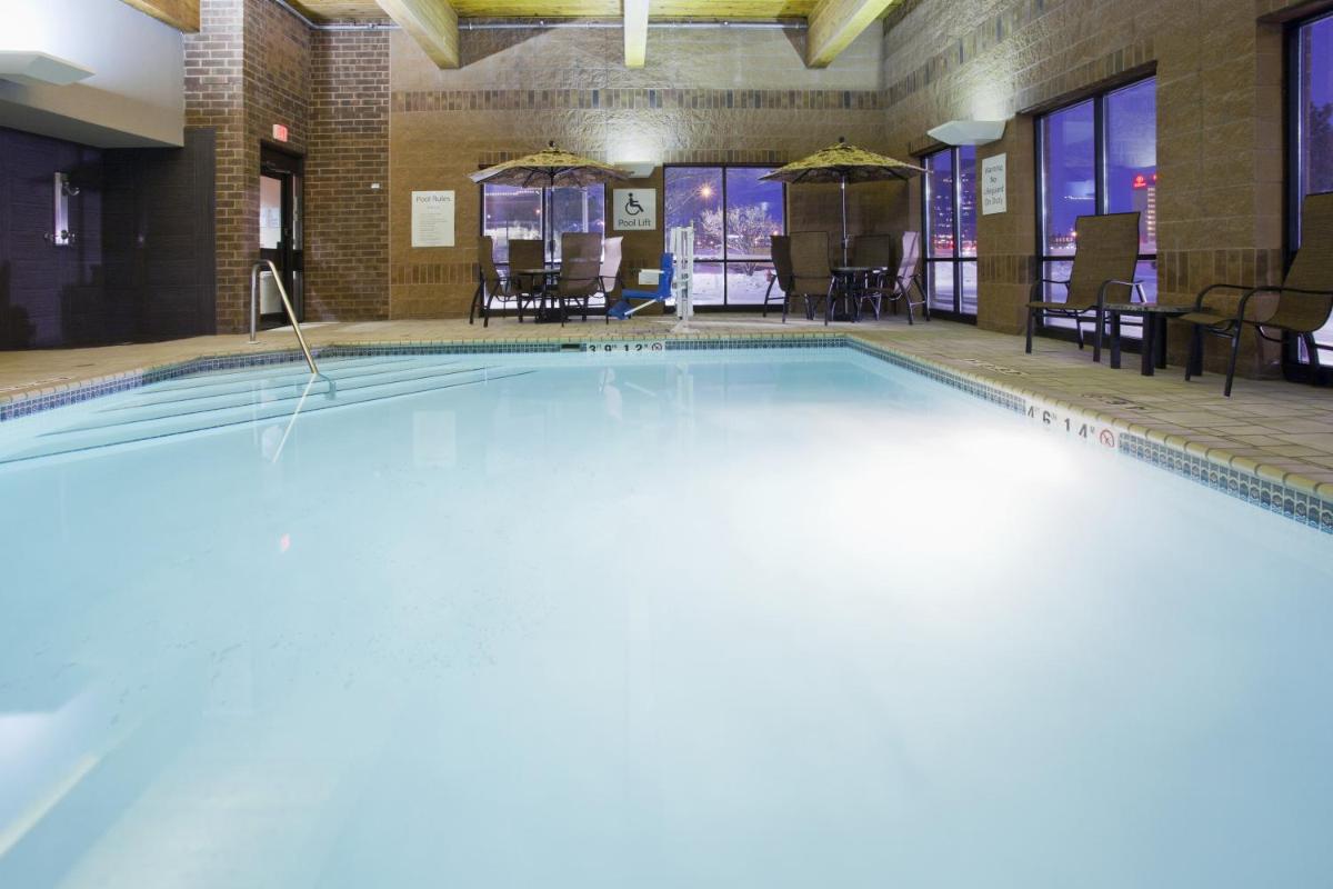 Holiday Inn Express & Suites Bloomington West, an IHG Hotel - Housity