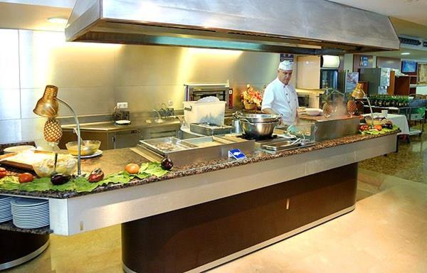 Comida en o cerca de este hotel